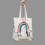 Hand hält Stofftasche mit Dackel Illustration für den guten Zweck