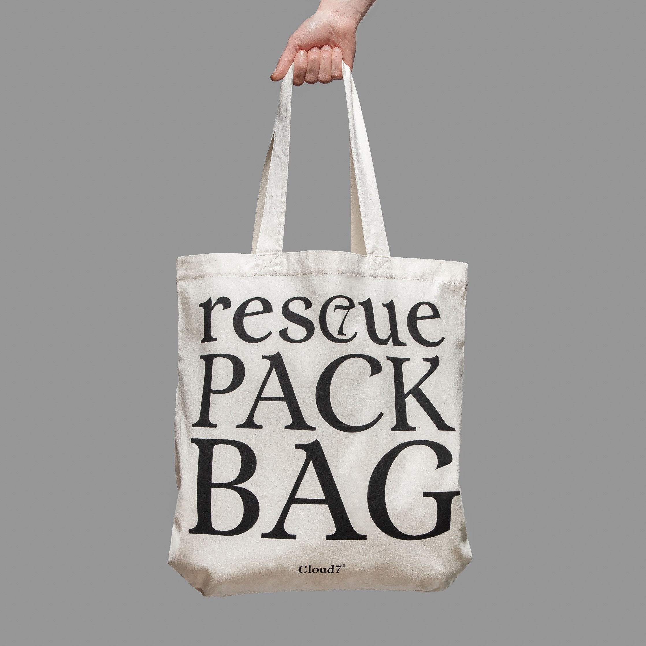 Hand hält Stofftasche mit Statement Print