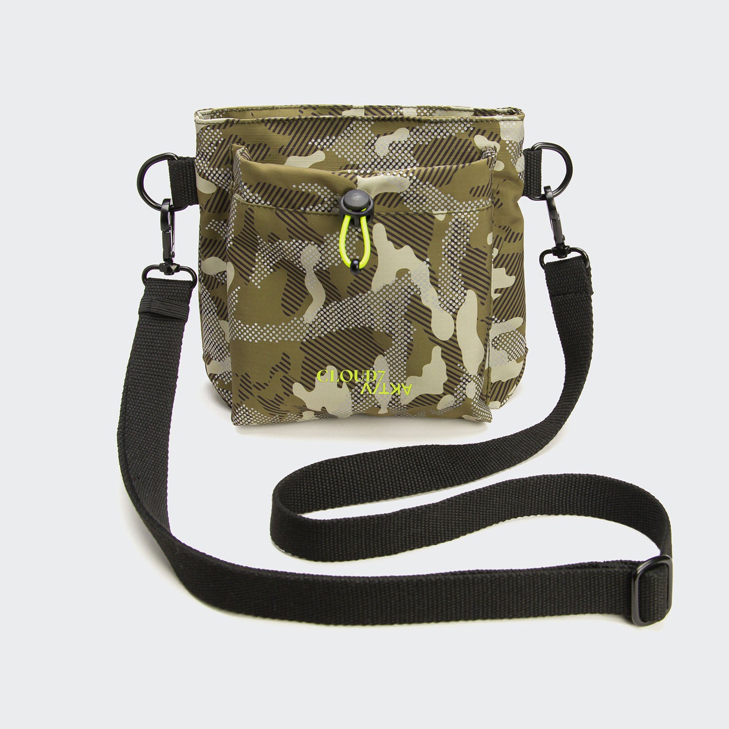 Leckerlibeutel AKTIV Camo Umhängetasche mit einem schwarzen, verstellbaren Riemen.