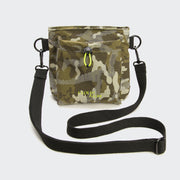 Leckerlibeutel AKTIV Camo Umhängetasche mit einem schwarzen, verstellbaren Riemen.
