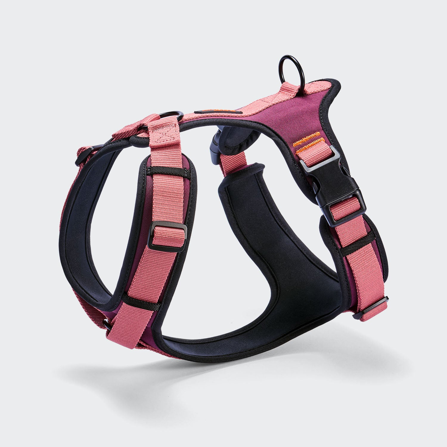 CLOUD7_ Das Y-3 Geschirr AKTIV Softshell in Aubergine/Soft Rose besticht durch ein rosa-schwarzes Design mit gepolsterter Schulterpartie und gepolsterten Trägern, Neopren-Futter, einem Metallring sowie Kunststoffschnallen und wird vor einem schlichten, hellen Hintergrund präsentiert.