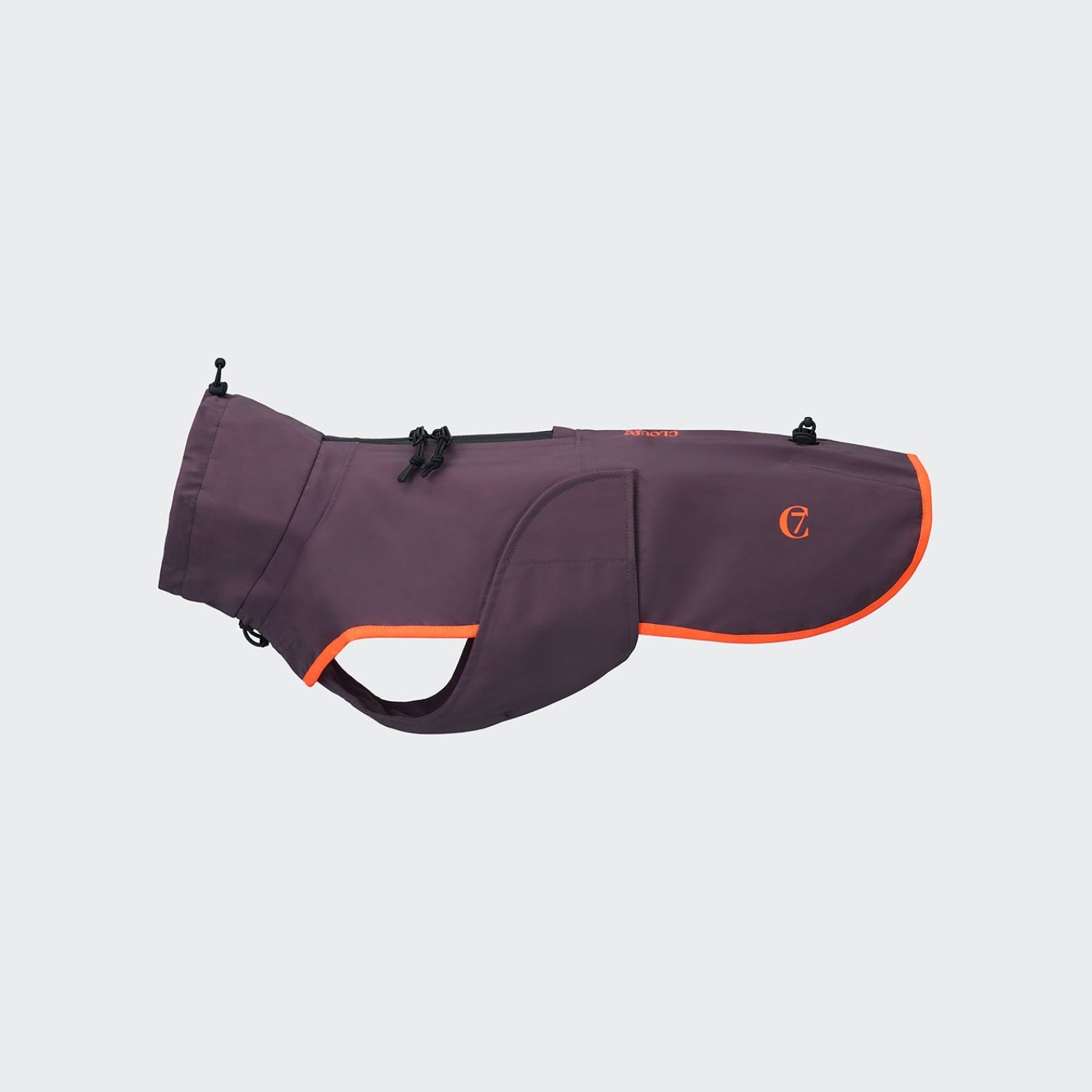 CLOUD7_ Der Hundemantel „Dackel AKTIV Aubergine/Orange“, ein wasserdichter Hundemantel in tiefem Violett mit leuchtend orangefarbenen Besätzen, wird vor einem hellgrauen Hintergrund präsentiert. Mit verstellbaren Riemen und einem hohen Kragen für zusätzlichen Komfort bietet dieser wasserdichte Hundemantel zuverlässigen Schutz vor Wind und Wetter, damit Ihr Vierbeiner bei regnerischen Spaziergängen trocken bleibt.