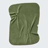 CLOUD7_ Die Hundedecke „Fleece Moss Green“ ist eine rechteckige, olivgrüne Mikrofaserdecke mit leicht unregelmäßigen Kanten und einem kleinen weißen Etikett. Sie liegt flach auf und weist sichtbare Falten auf; dank ihrer weichen, fleeceartigen Struktur eignet sie sich ideal als waschbare Hundedecke oder als praktische Hundedecke für das Auto.
