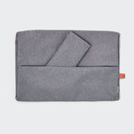 Graphite Outdoor Sleepy Deluxe-Hülle, ähnlich einer grauen Laptop-Tasche aus Stoff.