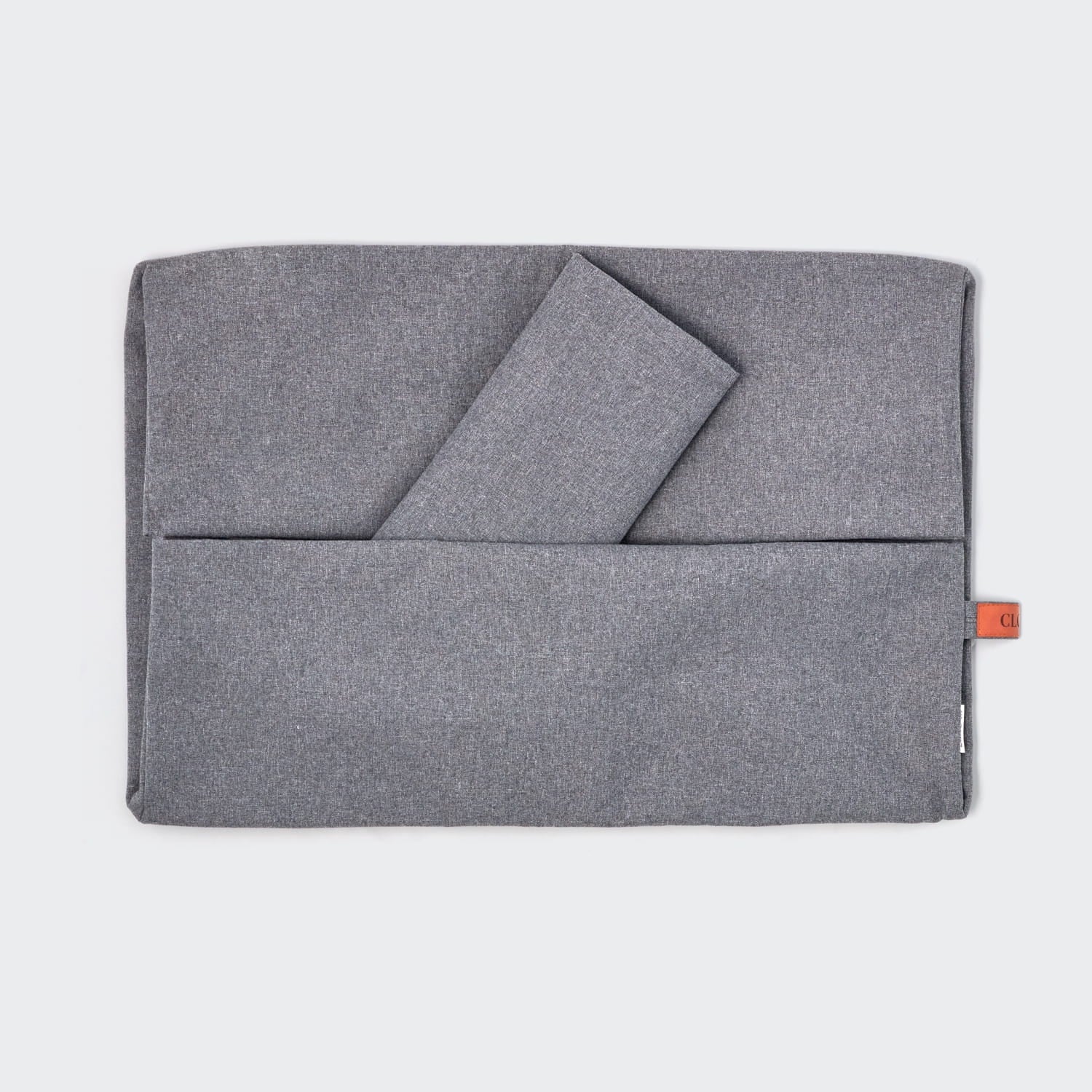 Graphite Outdoor Sleepy Deluxe-Hülle, ähnlich einer grauen Laptop-Tasche aus Stoff.