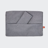 Graphite Outdoor Sleepy Deluxe-Hülle, ähnlich einer grauen Laptop-Tasche aus Stoff.
