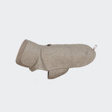 Ein beiger Hundemantel „Fr. Bulldogge Brooklyn Tweed“ mit Steppmuster, hohem Kragen und einem Reißverschluss oben, präsentiert vor einem schlichten, hellen Hintergrund.