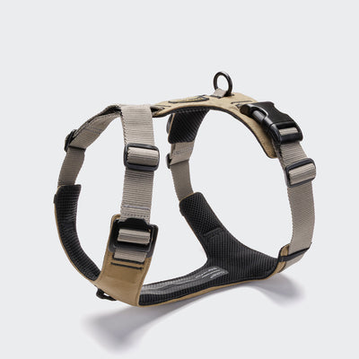 CLOUD7_ Das Y-2 Geschirr AKTIV Cordura Khaki ist ein beige-schwarzes, wasserabweisendes Hundegeschirr mit gepolstertem Futter, Metall- und Kunststoffschnallen sowie stabilem Ring zur Leinenbefestigung vor hellem Hintergrund.