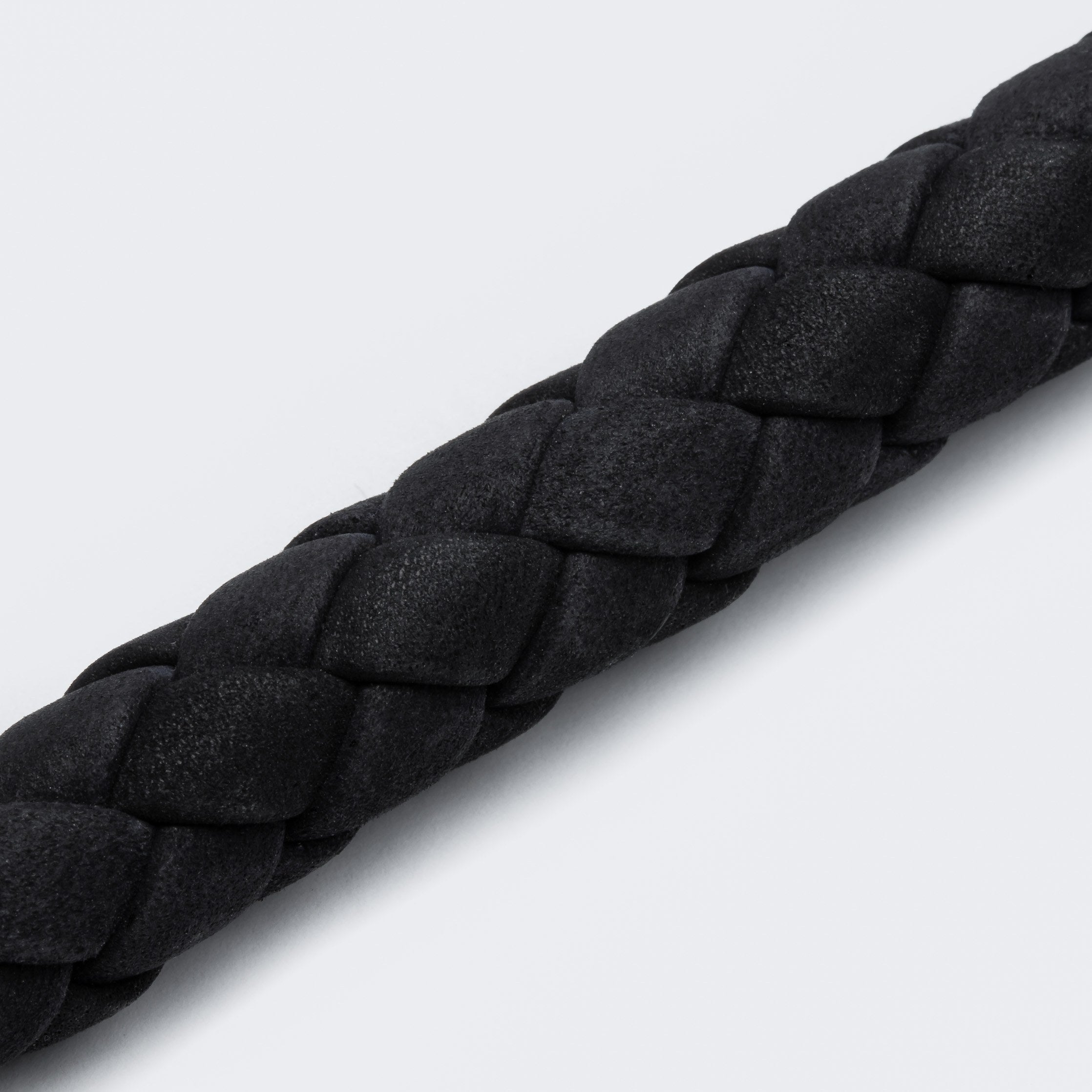 Roundly braided black dog collar leather detail