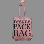 Hand hält rosa Statement Stofftasche