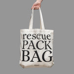 Hand hält Stofftasche mit Statement Print
