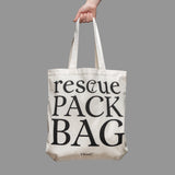 Hand hält Stofftasche mit Statement Print
