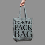 Hand hält graue Statement Stofftasche für Charity-Zwecke