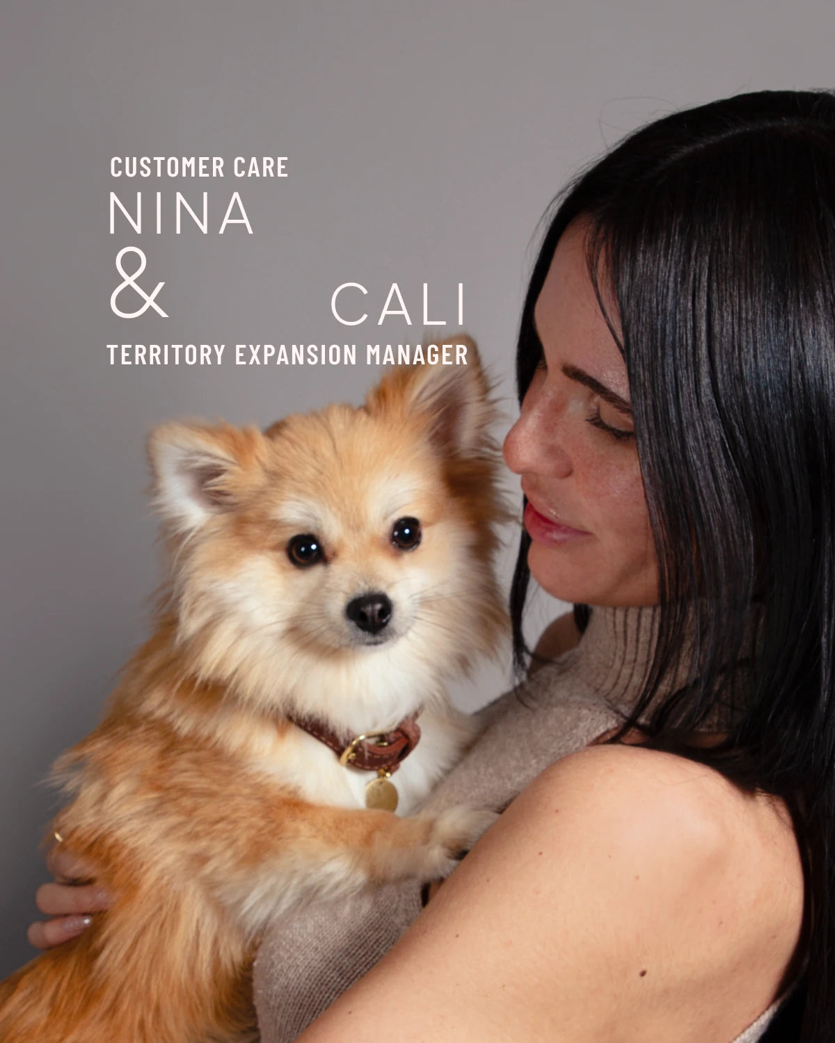 CLOUD7_ Eine Frau mit langen, dunklen Haaren hält einen kleinen, flauschigen, hellbraunen Hund im Arm und schaut ihn liebevoll an. Der Text lautet: „Kundenbetreuung Nina & Cali, Managerin für Gebietsausbau.“.