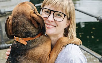 Stefanie Krämer mit Hund Jasper aus dem Tierschutz