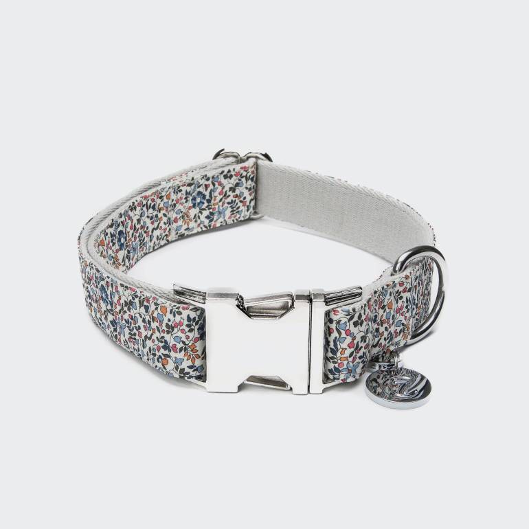 Closed cotton dog collar with small flower pattern