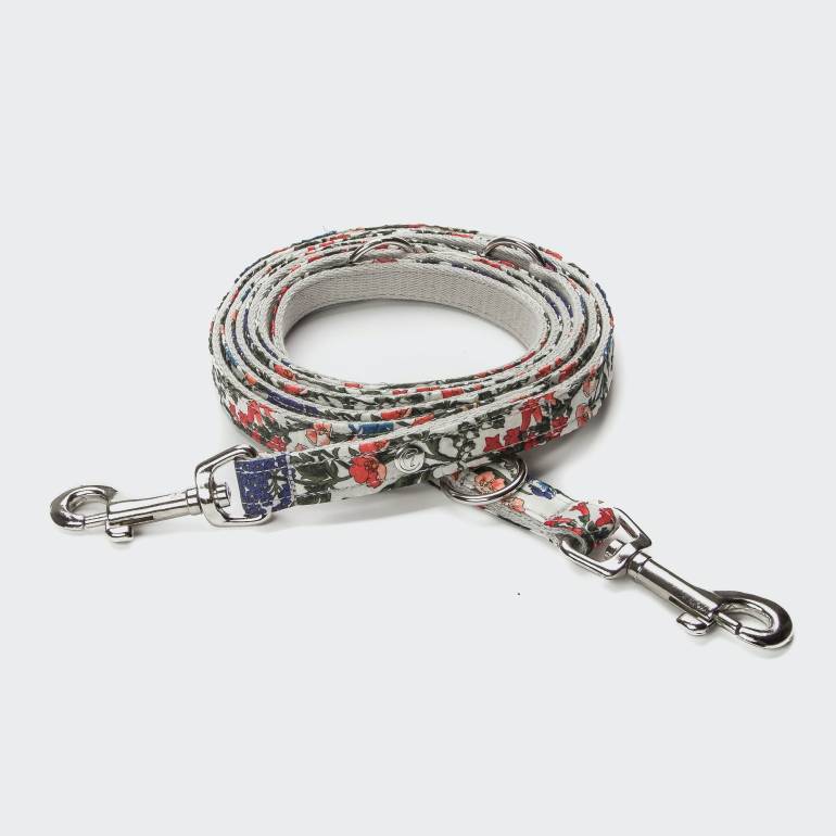 Draped Cloud7 dog leash in fabric with cornflower pattern